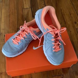 Women’s Nike 7.5 M relentless gray pale green #p4